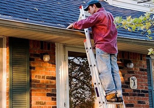 Where To Place A Ladder When Cleaning Gutters?